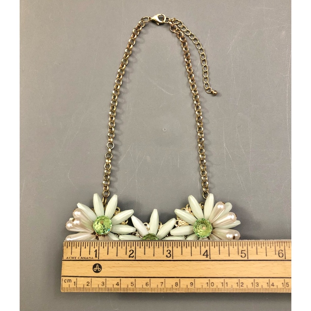 💜 2/$25 Flower Statement Necklace - Picture 9 of 9